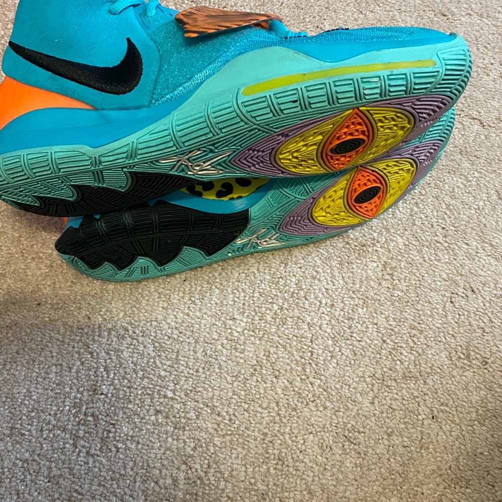 Sneakers - Picture 3 of 4